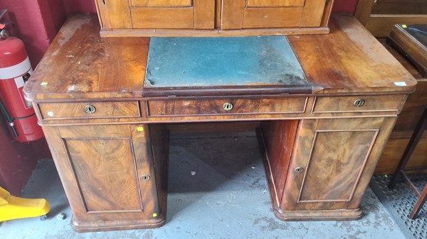 Lot 65 - DESK