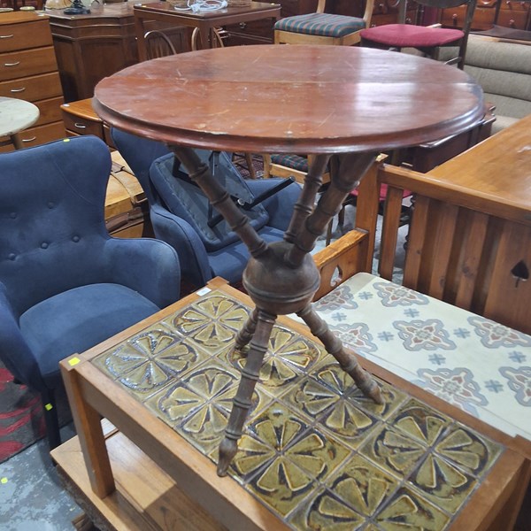 Lot 163 - OCCASIONAL TABLE