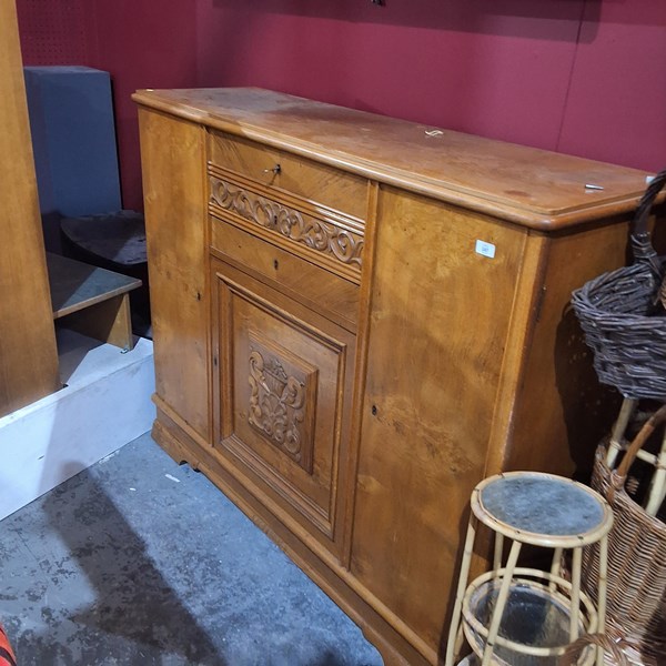 Lot 187 - SIDEBOARD