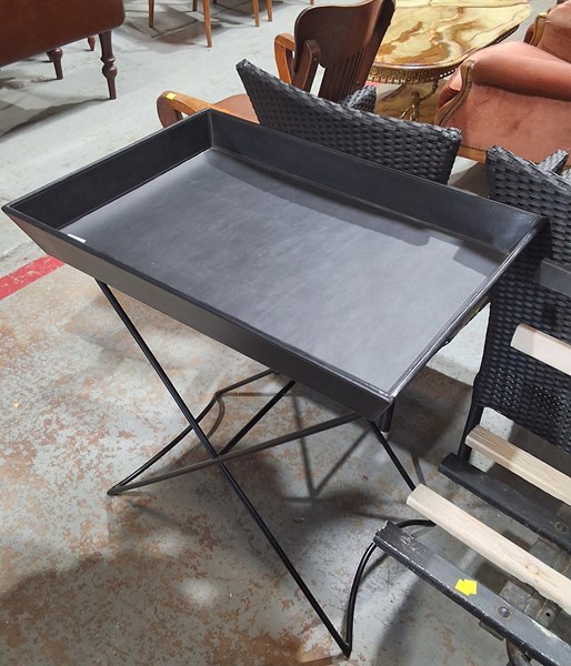 Lot 529 - TRAY TABLE