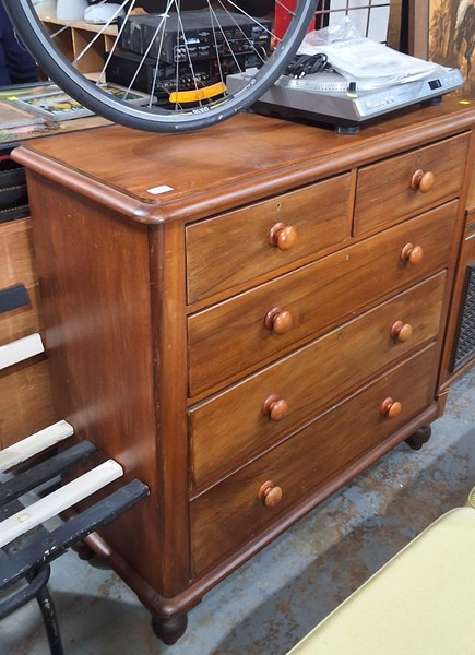 Lot 531 - CHEST OF DRAWERS