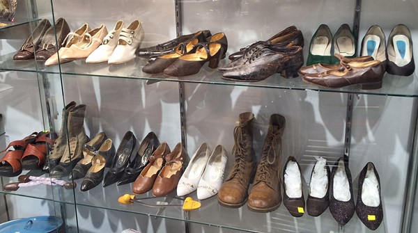 Lot 1471 - SHOES
