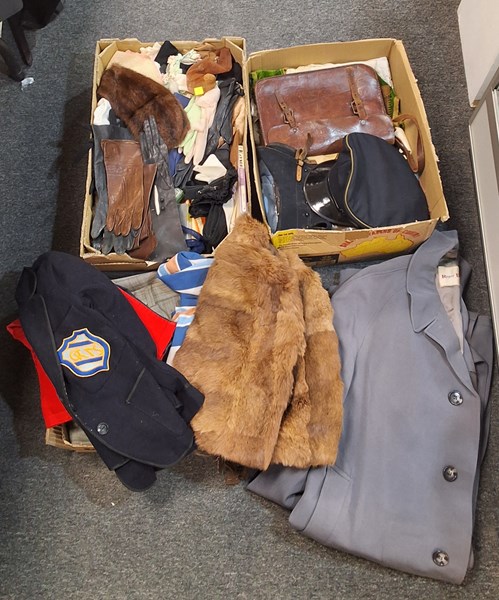 Lot 1241 - VINTAGE FASHION