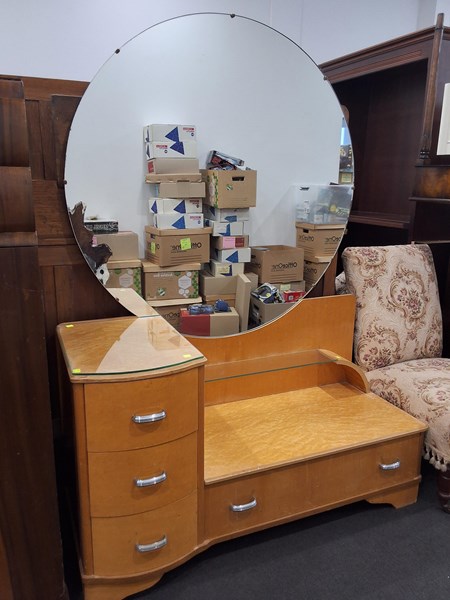 Lot 166 - DRESSING TABLE