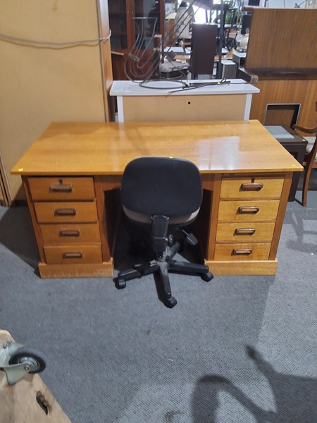 Lot 332 - DESK