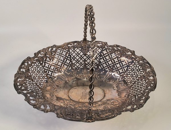 Lot 1015 - SILVER BASKET