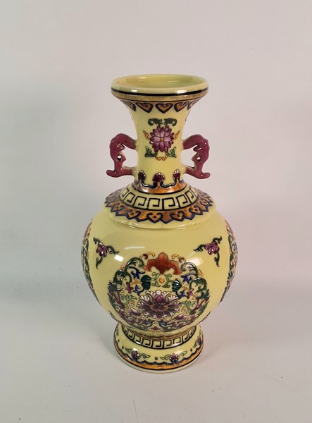 Lot 1256 - CHINESE VASE