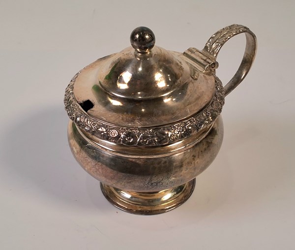 Lot 1031 - SILVER JAR