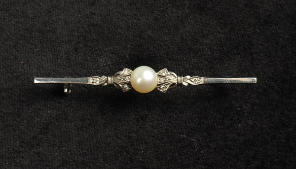 Lot 1020 - GOLD BROOCH