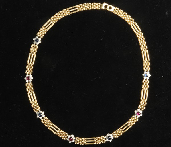 Lot 1013 - GOLD NECKLACE
