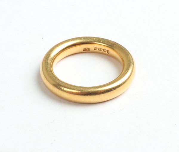 Lot 1003 - GOLD RING