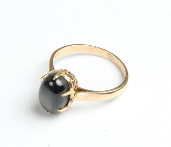 Lot 1049 - GOLD RING