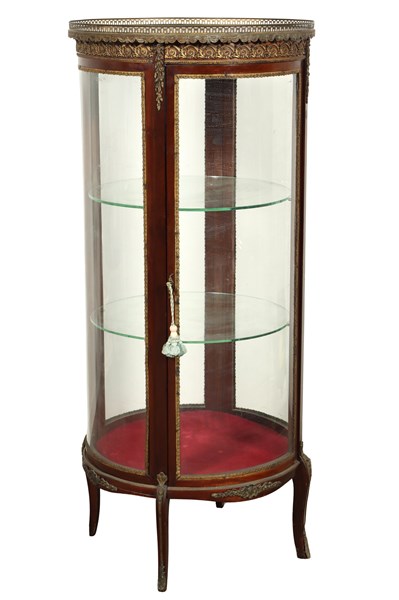 Lot 134 - VITRINE CABINET