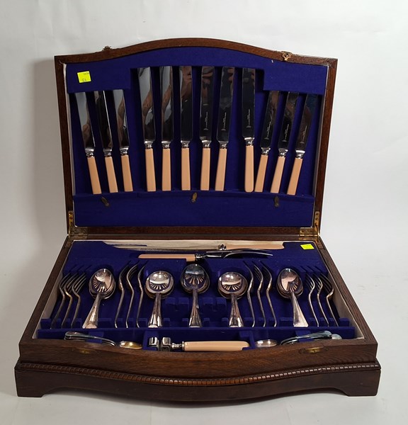 Lot 1365 - CUTLERY CANTEEN