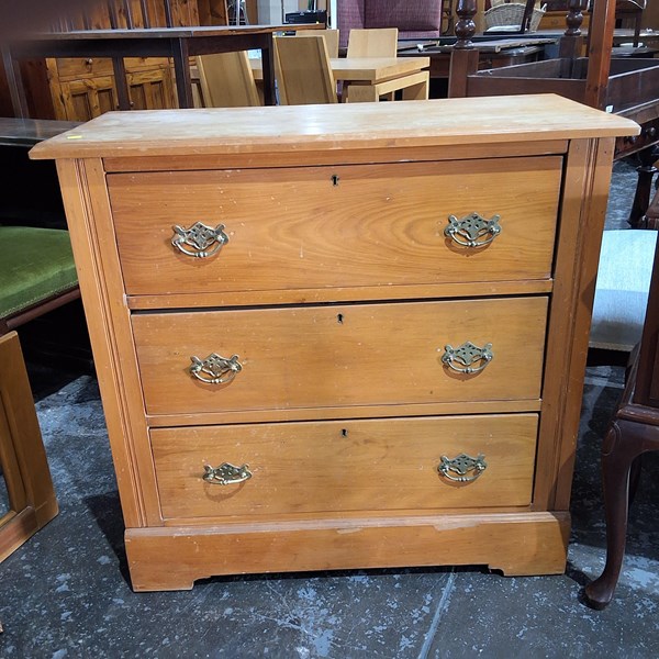 Lot 137 - CHEST OF DRAWERS