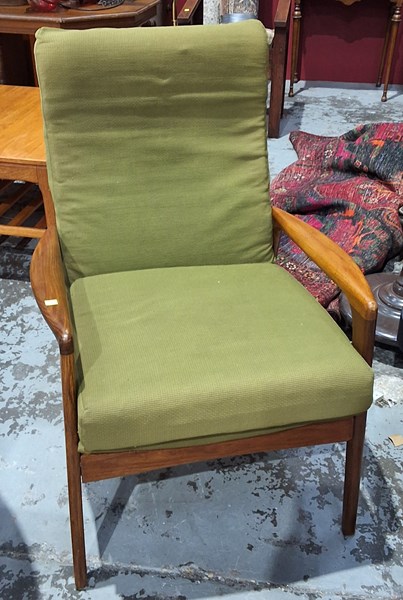 Lot 40 - ARMCHAIR