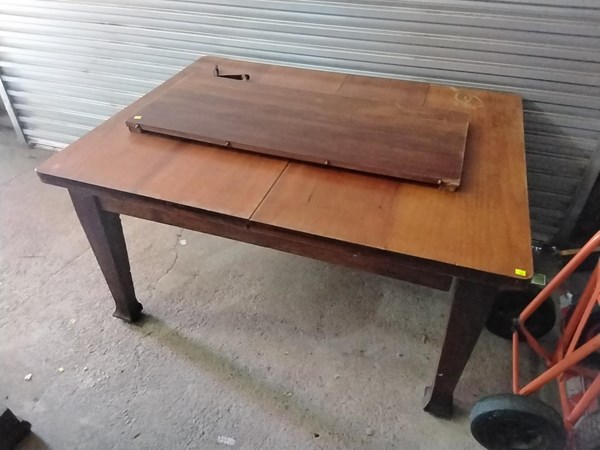 Lot 170 - EXTENSION DINING TABLE