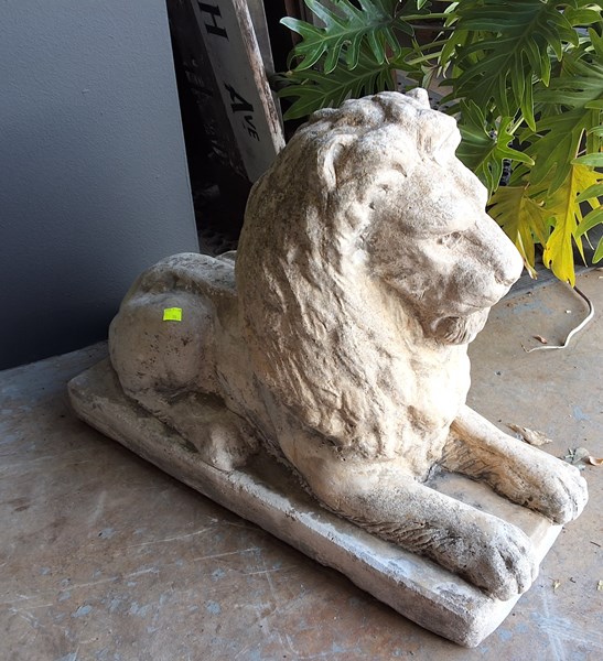 Lot 439 - LION STATUE