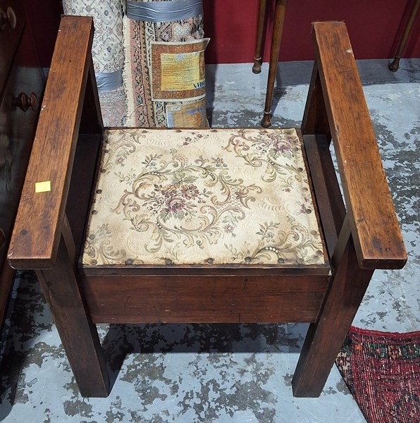 Lot 207 - PIANO STOOL