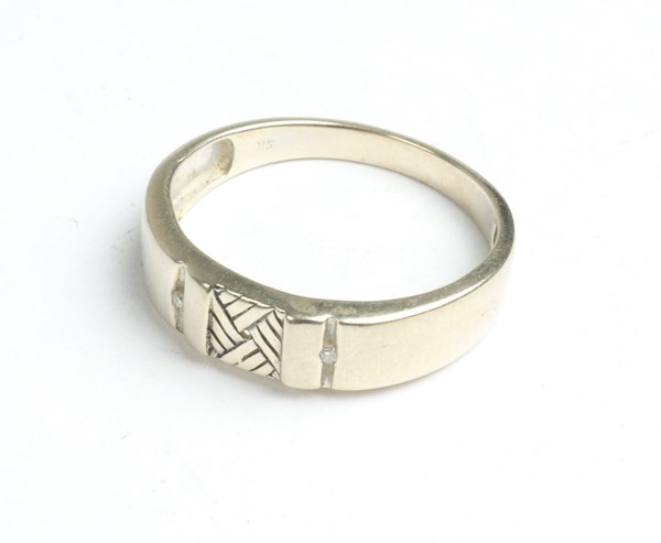 Lot 1071 - GOLD RING