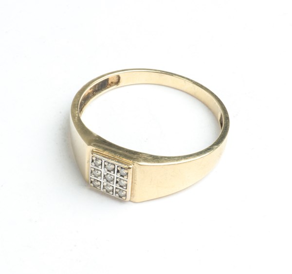 Lot 1048 - GOLD RING