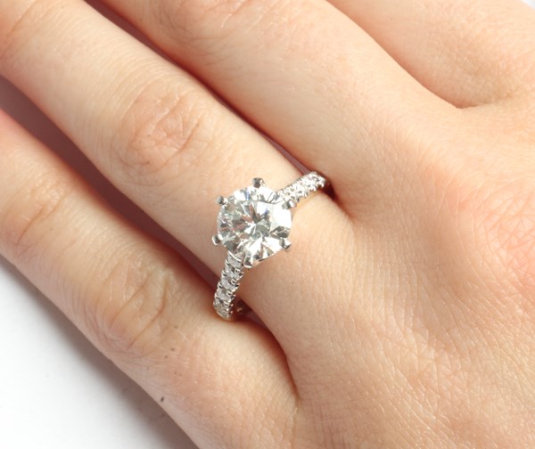 Lot 1023 - DIAMOND RING