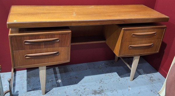 Lot 1 - DESK