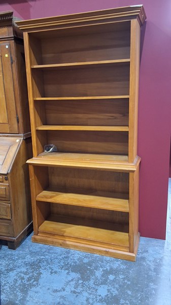 Lot 91 - BOOKSHELF