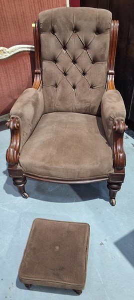 Lot 46 - GENTLEMANS CHAIR