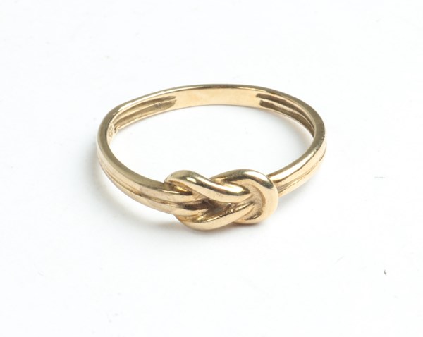 Lot 1045 - GOLD RING