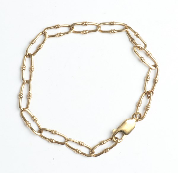 Lot 1076 - GOLD BRACELET