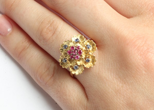 Lot 1014 - GOLD RING