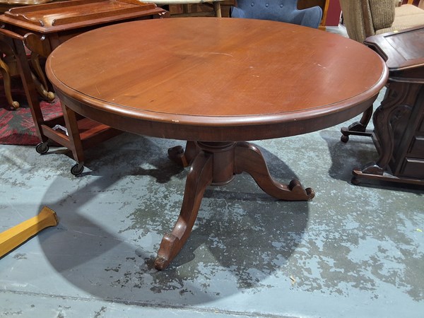 Lot 370 - DINING TABLE
