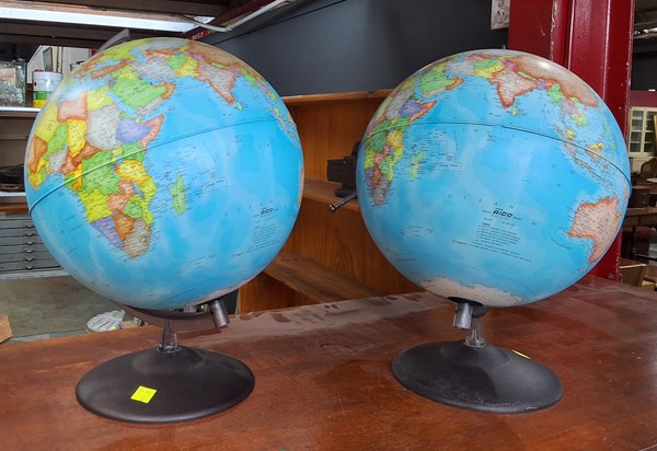 Lot 256 - GLOBES