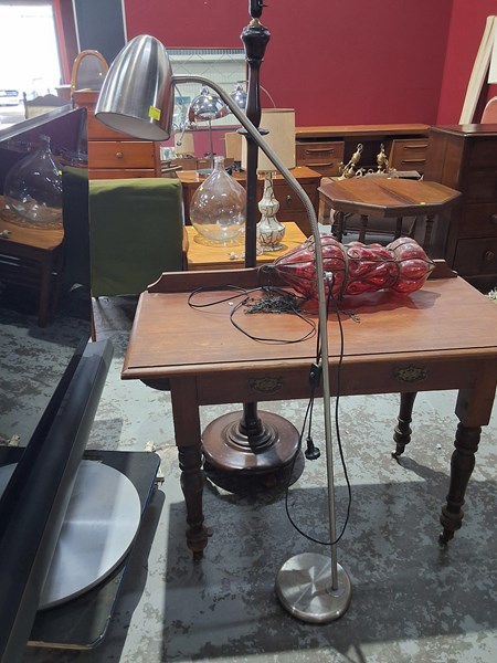 Lot 21 - FLOOR LAMP