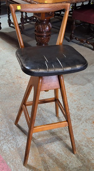 Lot 20 - BAR STOOL