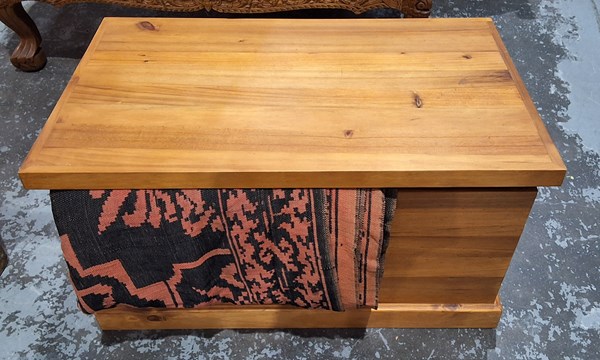 Lot 141 - BLANKET BOX