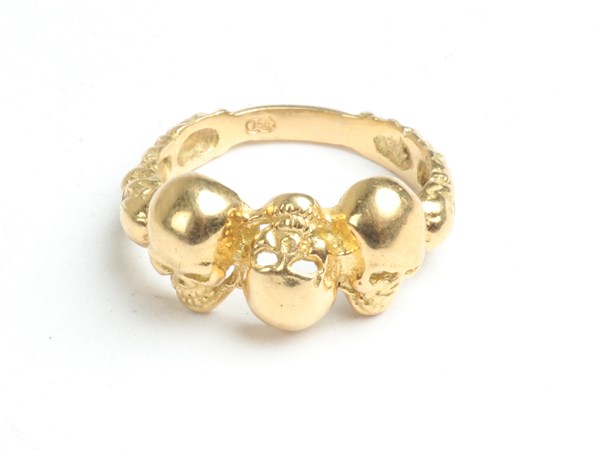 Lot 1017 - GOLD RING