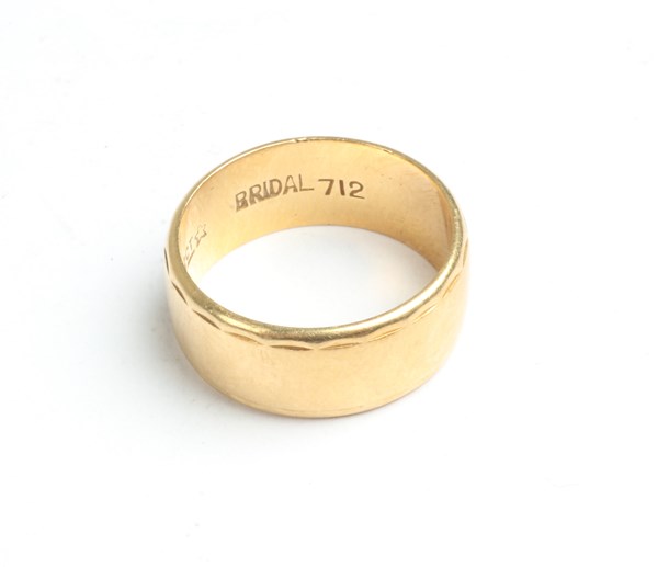 Lot 1105 - GOLD RING