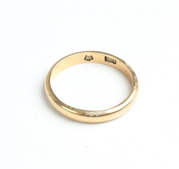 Lot 1101 - GOLD RING