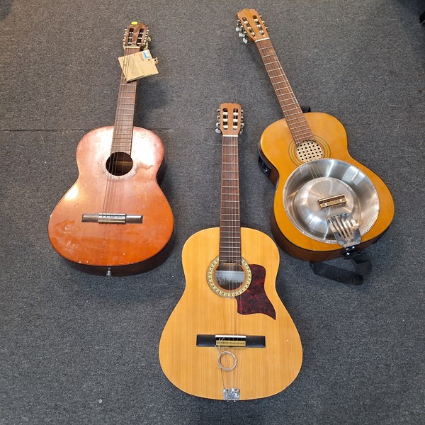 Lot 1439 - GUITARS