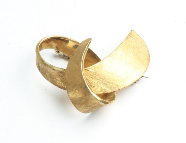 Lot 1107 - GOLD BROOCH