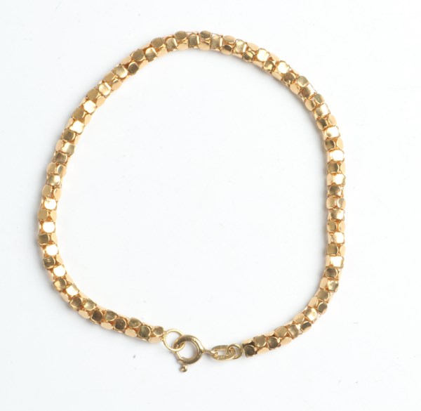Lot 1095 - GOLD BRACELET