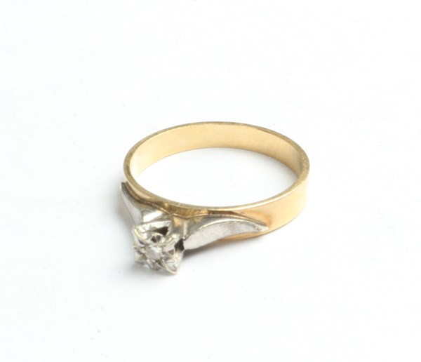 Lot 1110 - GOLD RING