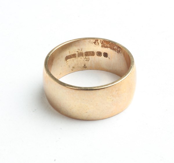 Lot 1066 - GOLD RING