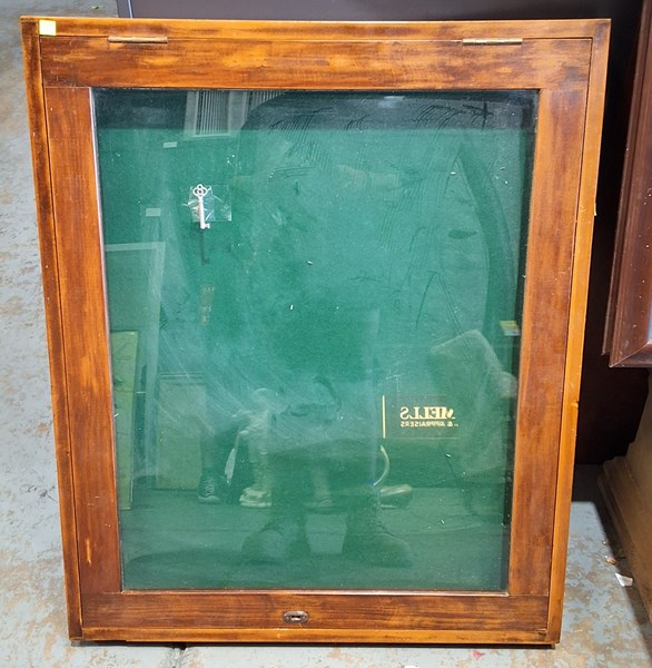 Lot 426 - DISPLAY CASE