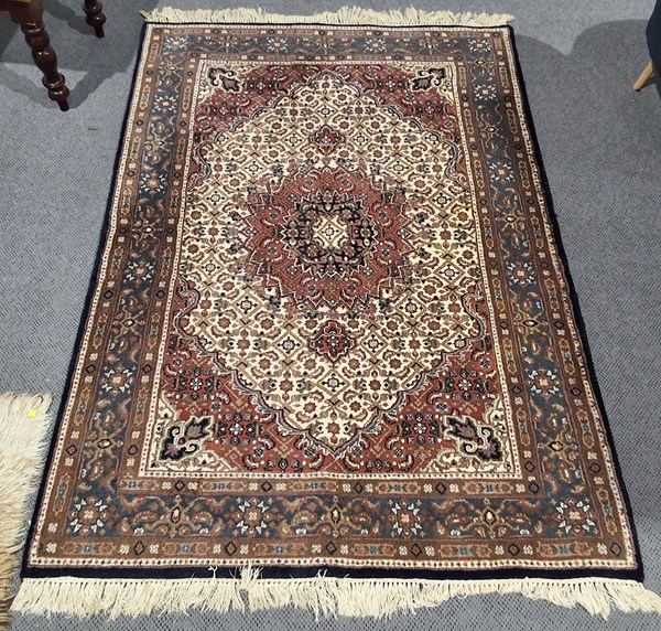 Lot 8 - FLOOR RUG
