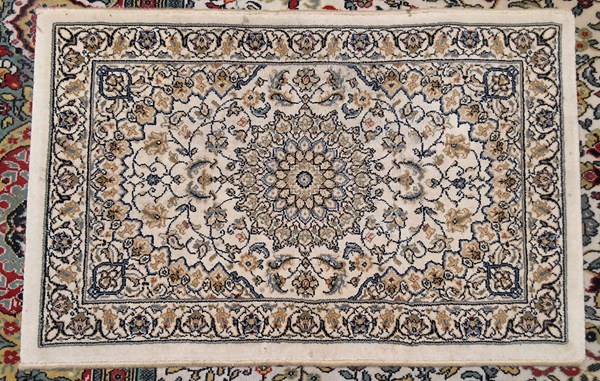 Lot 323 - ENTRANCE RUG