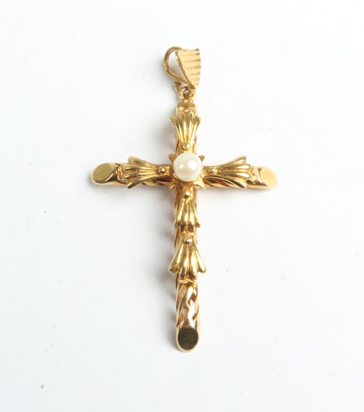 Lot 1009 - GOLD PENDANT