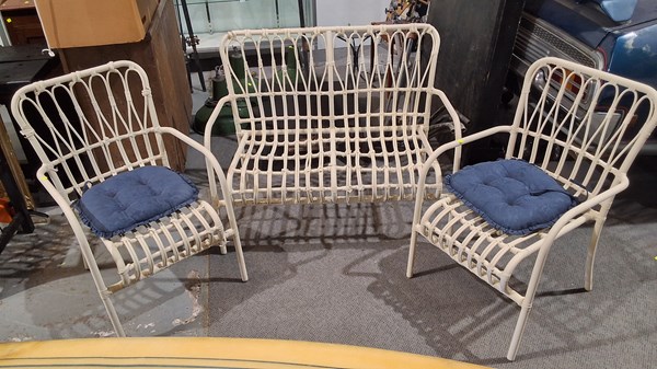 Lot 371 - OUTDOOR SUITE